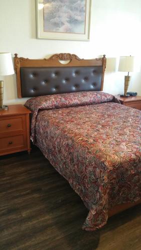 A bed or beds in a room at Ontario Inn