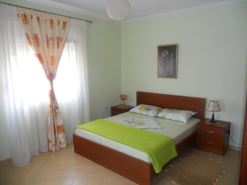 Un dormitorio con una cama grande y una ventana en Villa Braho 1, en Pogradec