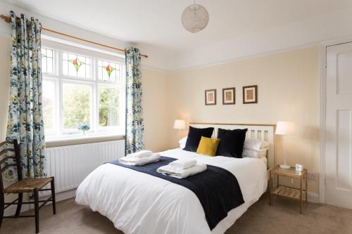 1 dormitorio con 1 cama grande y 2 toallas. en City Apartments - 4 Heworth Village - 3 bed house, en York
