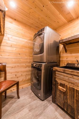 Chalet TAO par Les Chalets Spa Canadaにあるキッチンまたは簡易キッチン