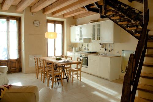 a kitchen with a table and chairs in a room at Oasi Galbusera Bianca in Rovagnate