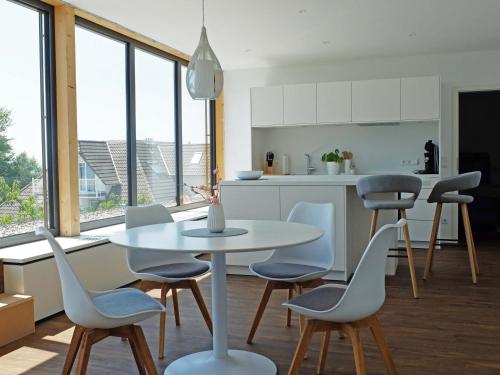 eine Küche mit einem Tisch und Stühlen im Zimmer in der Unterkunft Kling am See in Friedrichshafen