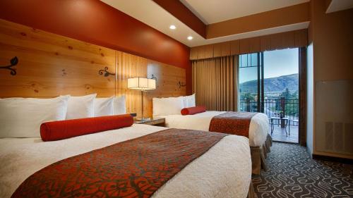 En eller flere senger på et rom på Best Western Premier Ivy Inn & Suites