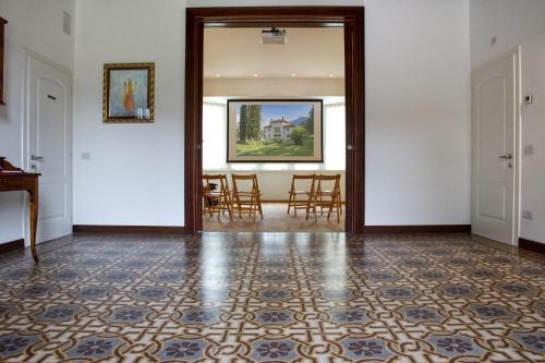a hallway with a room with a table and chairs at Trento nel verde in Trento