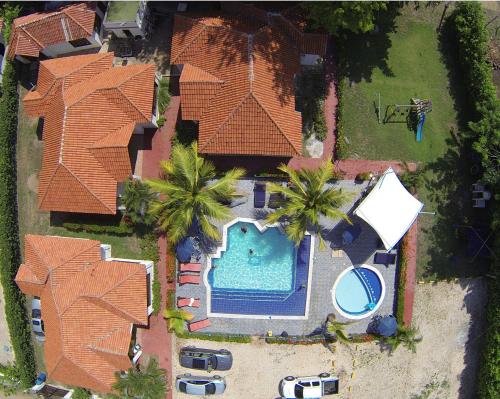 an overhead view of a house with a swimming pool and palm trees at Condominio Atlantis in Coveñas