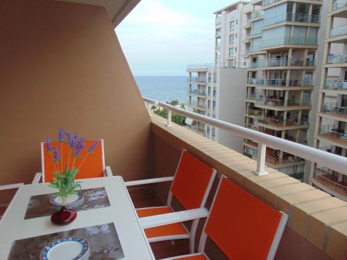a balcony with a table and chairs and the ocean at Apartamentos varios con 2 dorm en Marina Dor , la playa de Amplaries 47 , vista lateral al mar in Oropesa del Mar