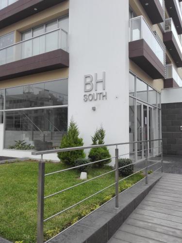 un edificio con un letrero que lee blt sur en Departamento BH South en Lima