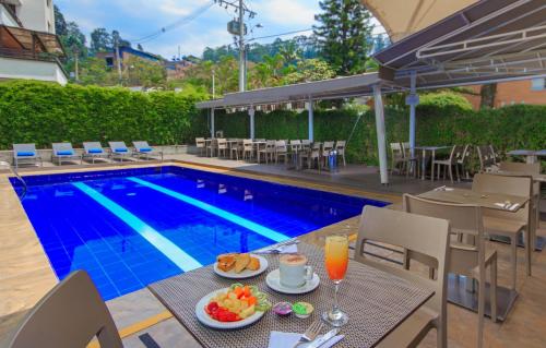 Bazén v ubytování The Morgana Poblado Suites Hotel nebo v jeho okolí