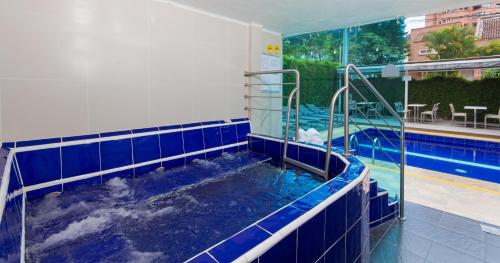 Der Swimmingpool an oder in der Nähe von The Morgana Poblado Suites Hotel
