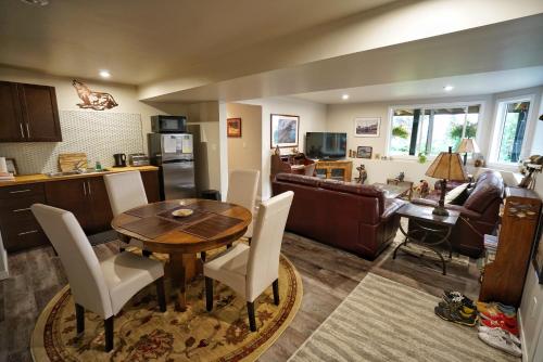 uma cozinha e sala de estar com uma mesa e um sofá em Deer Ridge B&B em Golden