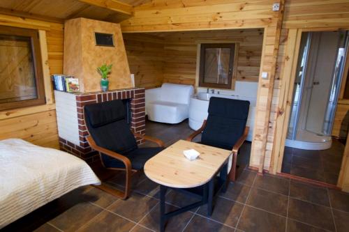 ウストロニエ・モルスキエにあるDomki Luksusowe Eskadaのベッド、テーブル、椅子が備わる客室です。