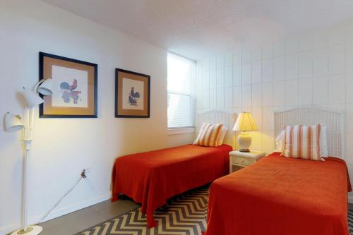 En eller flere senger på et rom på La Playa Condominium 209