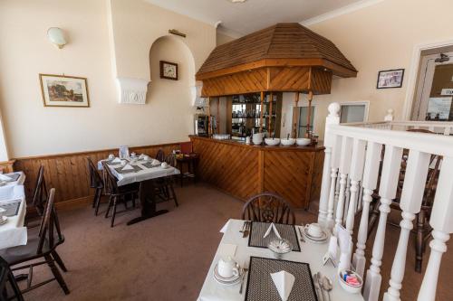 Ein Restaurant oder anderes Speiselokal in der Unterkunft Alexanders 