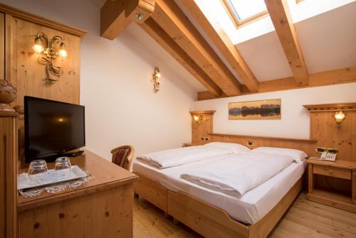 A bed or beds in a room at Hotel Chalet all'Imperatore