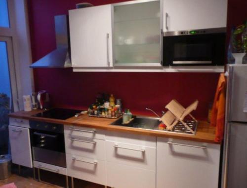 La cuisine est équipée d'un évier, d'une cuisinière et d'un four micro-ondes. dans l'établissement Bruneval House, à Dunkerque