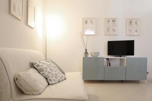 ein Wohnzimmer mit einem TV und einem Sofa in der Unterkunft Casa Chiara in Porto Recanati