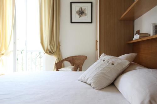 Schlafzimmer mit einem Bett mit einem Kissen und einem Fenster in der Unterkunft Casa Chiara in Porto Recanati