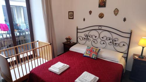 パレルモにあるDavid house alla Vucciriaの赤いベッド1台(赤い毛布付)が備わるベッドルーム1室が備わります。