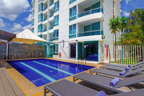 una piscina frente a un edificio en The Morgana Poblado Suites Hotel, en Medellín