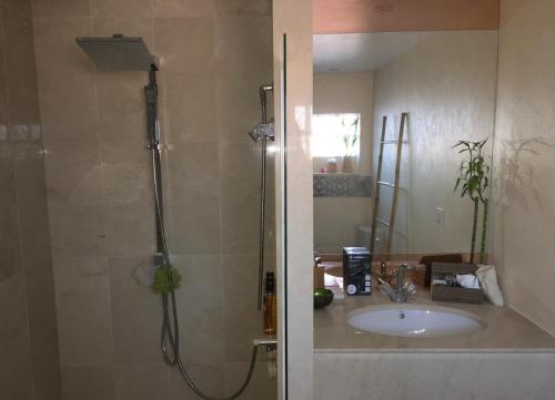 Bilik mandi di Chambre d'hôtes L'intemporelle