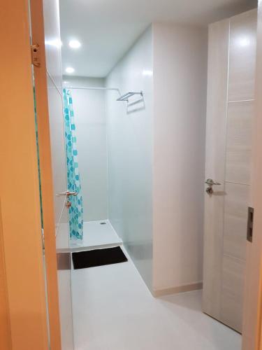 a shower with a glass door in a bathroom at Seven Seas Jomtien Dream in Jomtien Beach