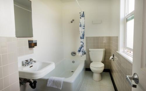 een witte badkamer met een wastafel en een toilet bij HI Pigeon Point Lighthouse Hostel in Pescadero