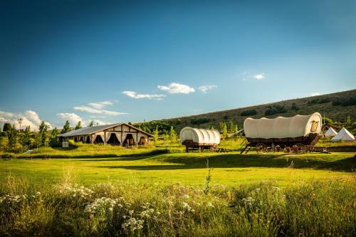 Fotografie z fotogalerie ubytování Conestoga Ranch Glamping Resort v destinaci Garden City