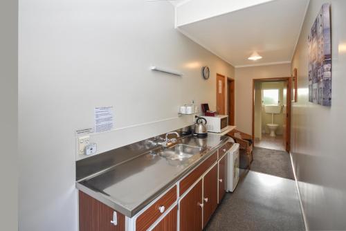 Kuchyň nebo kuchyňský kout v ubytování Garden Motel