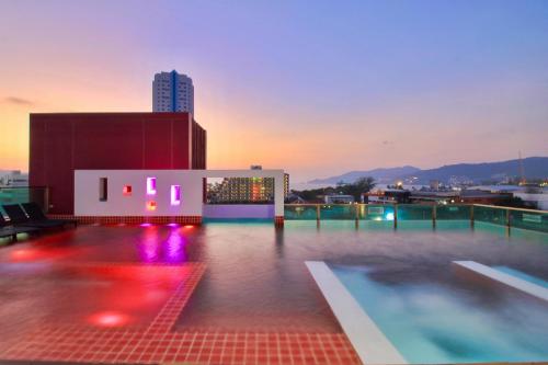Bazén v ubytování SLEEP WITH ME HOTEL design hotel @ patong (SHA Plus+) nebo v jeho okolí