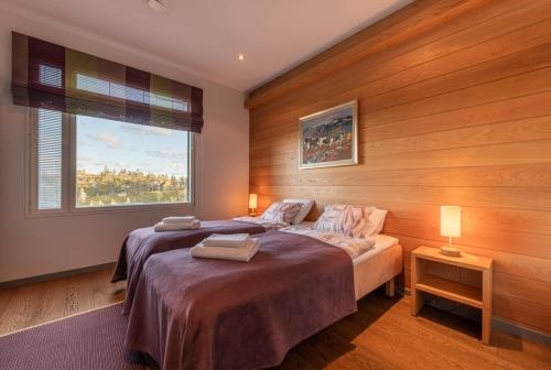 Un pat sau paturi într-o cameră la Rukavuorenhuippu Apartment