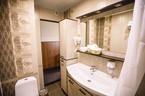 烏蘭烏德的住宿－普拉加酒店，一间带水槽、卫生间和镜子的浴室