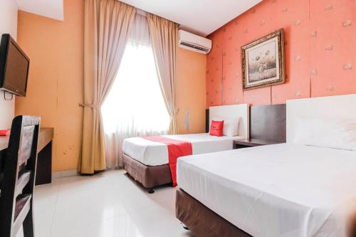 Llit o llits en una habitació de RedDoorz at La Mega near Pasar Pagi Cirebon