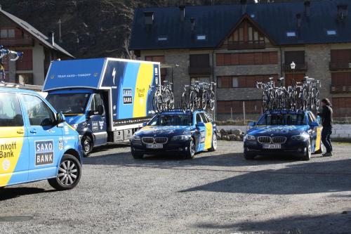 two cars and a truck with bikes on the back at Hotel Vall d´Aneu in Esterri d'Àneu