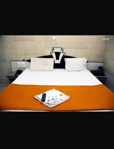 Una cama o camas en una habitación de Hotel Apple Sai Residency