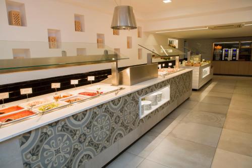 ein Buffet in einem Restaurant mit Essen in der Unterkunft Aparthotel Aquasol in Palmanova