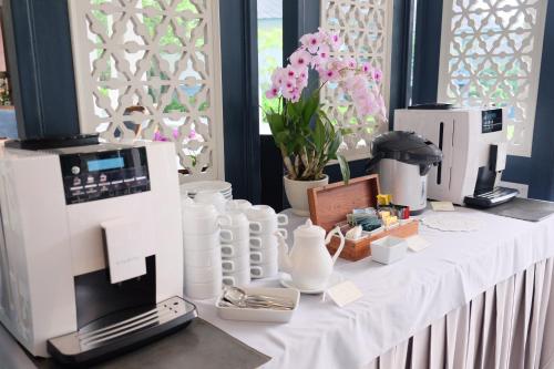 Příslušenství pro přípravu čaje a kávy v ubytování Devasom Hua Hin Resort