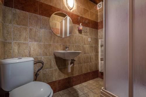 テルホヴァーにあるPenzion Goralのバスルーム(トイレ、洗面台付)