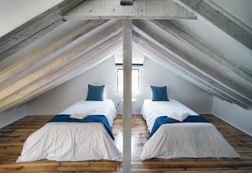 2 Betten im Dachgeschoss eines Zimmers in der Unterkunft Alfama Historical Apartments in Lissabon
