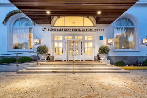 Фасад или вход в Eurostars Gran Hotel La Toja
