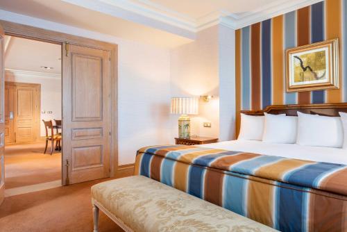 Кровать или кровати в номере Eurostars Gran Hotel La Toja