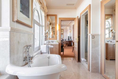 Ванная комната в Eurostars Gran Hotel La Toja