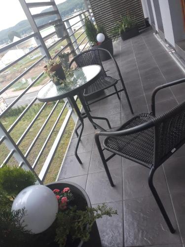 a patio with two chairs and a table on a balcony at Apartament przy Aquaparku w Redzie in Rumia