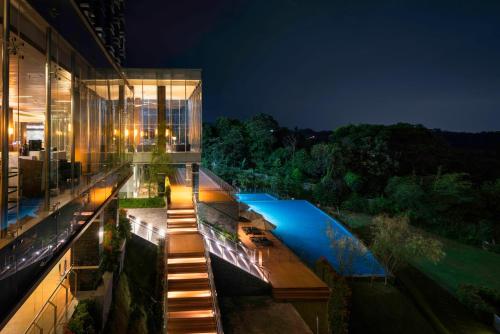 um edifício com piscina à noite em InterContinental Bandung Dago Pakar, an IHG Hotel em Bandung