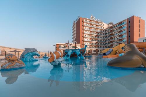 un parque acuático con tobogán y algunos edificios en AZ Hôtels Montana, en Mostaganem