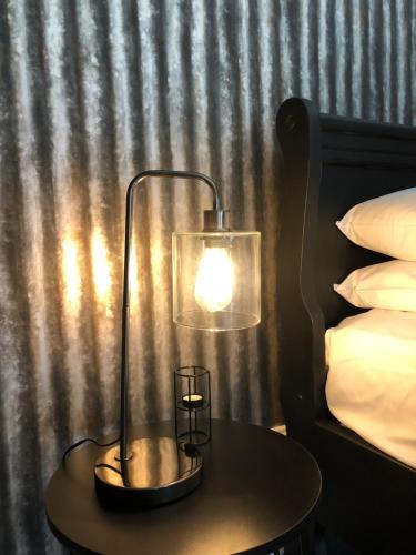 麥克拉倫谷的住宿－阿曼德住宿加早餐旅館，床头桌子上的一盏灯