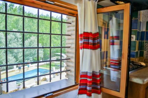 ventana en una cocina con vistas a la piscina en Cuevas El Moral, en Castilléjar