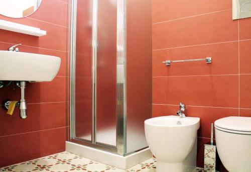 a bathroom with a toilet and a shower at Casa Verdi, confortevole bilocale in centro, 1° p in Bagheria