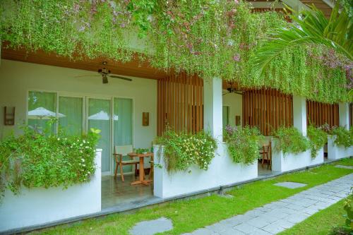 Ein Garten an der Unterkunft The Open House Jimbaran Bali