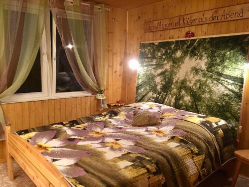 Un pat sau paturi într-o cameră la Holzhaus Trollblümchen am Wald und See