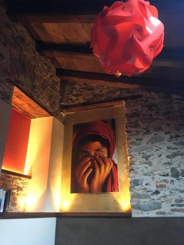 a picture of a woman with her hands in a box at sotto le stelle in Pieve di Teco
